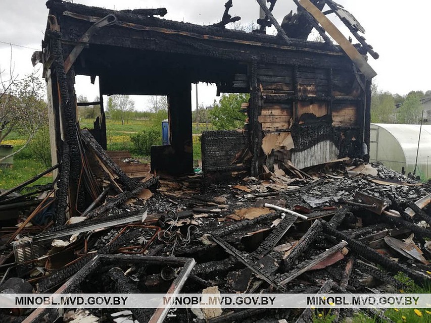 Сначала сгорела дача, через полтора месяца кто-то поджег и летний домик на участке. Фото: МВД