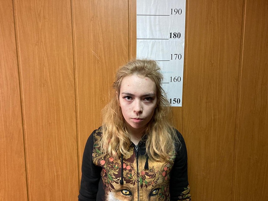 Пока молодые люди разыгрывали спектакль, девушка воровала деньги.