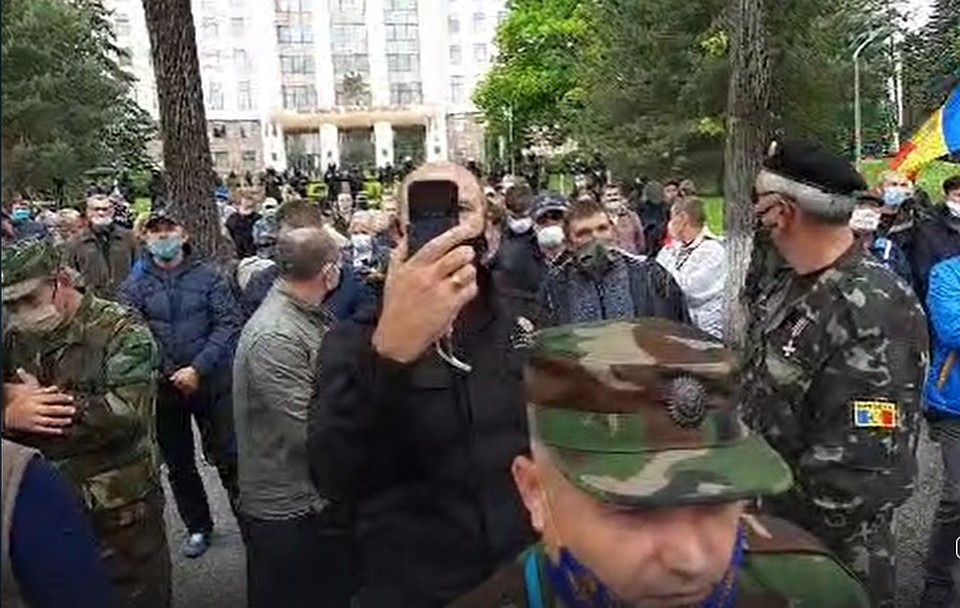 На митинг собрались всего несколько десятков человек. Фото: скриншот видео