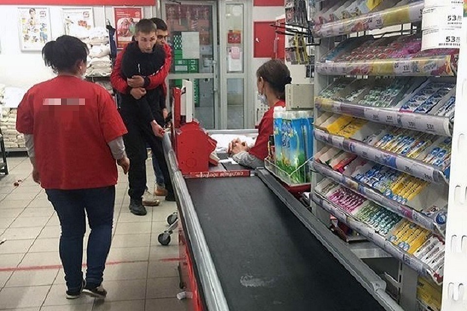 Как рассказали очевидцы, сибиряк набросился с кулаками на администратора магазина.