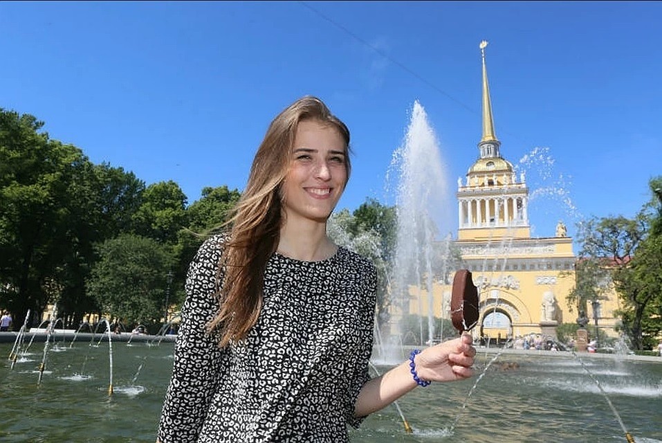Мороженное врач советует есть медленно, тренируя силу воли, и предохраняя зубы и десна от переохлаждения