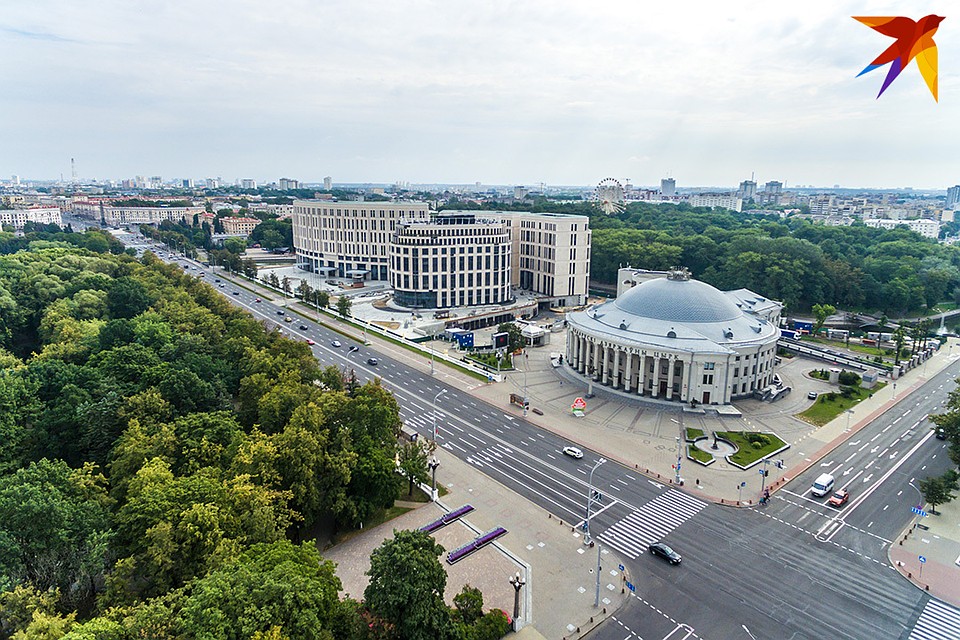 Российский Сбербанк выкупил три года назад недостроенный отель «Кемпински» за 2 рубля.