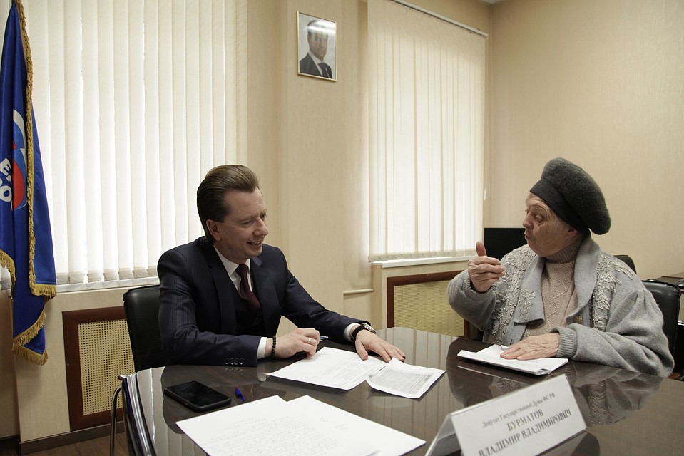 У должников не будут отибрать «последнюю рубашку». Фото: пресс-служба депутата Госдумы Владимира Бурматова