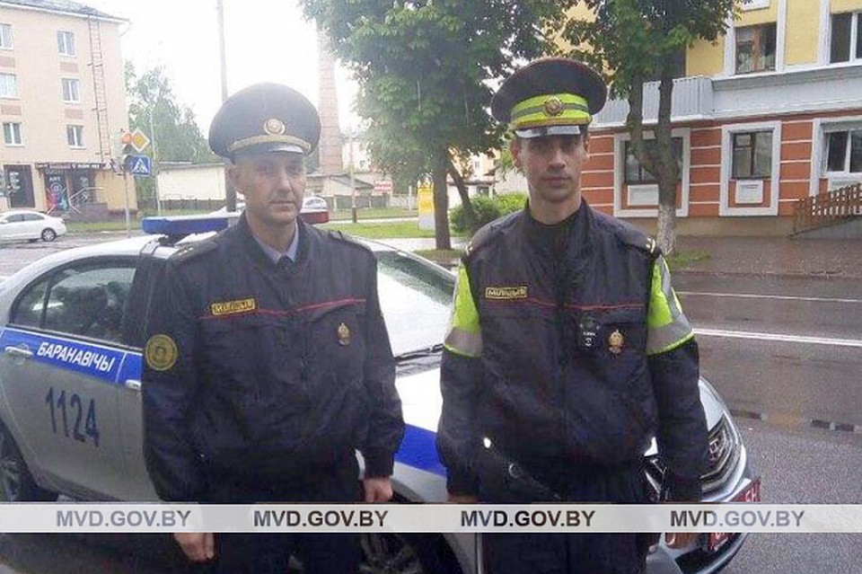 Слева тот самый милиционер Барановичского отдела охраны Вадим Новиков, который задержал преступника. Фото: mvd.gov.by