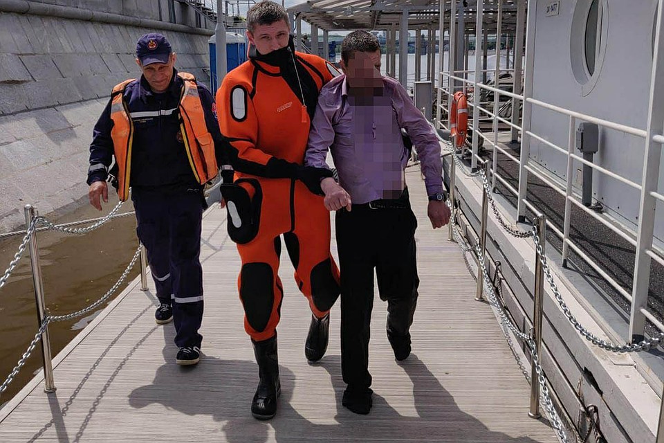 Около полудня 6 июня спасателям поступил вызов: прохожие рассказали, что на их глазах с Краснохолмского моста на Садовом кольце в реку сиганул мужчина. Фото: пресс-служба Департамента ГОЧСиПБ