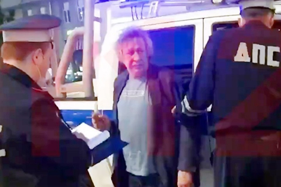 Михаил Ефремов на Смоленской площади в Москве выехал на встречную полосу и врезался в грузовик.