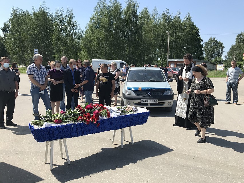 Попрощаться с Сергеем Захаровым можно было и на главной площади села Кузьминского.