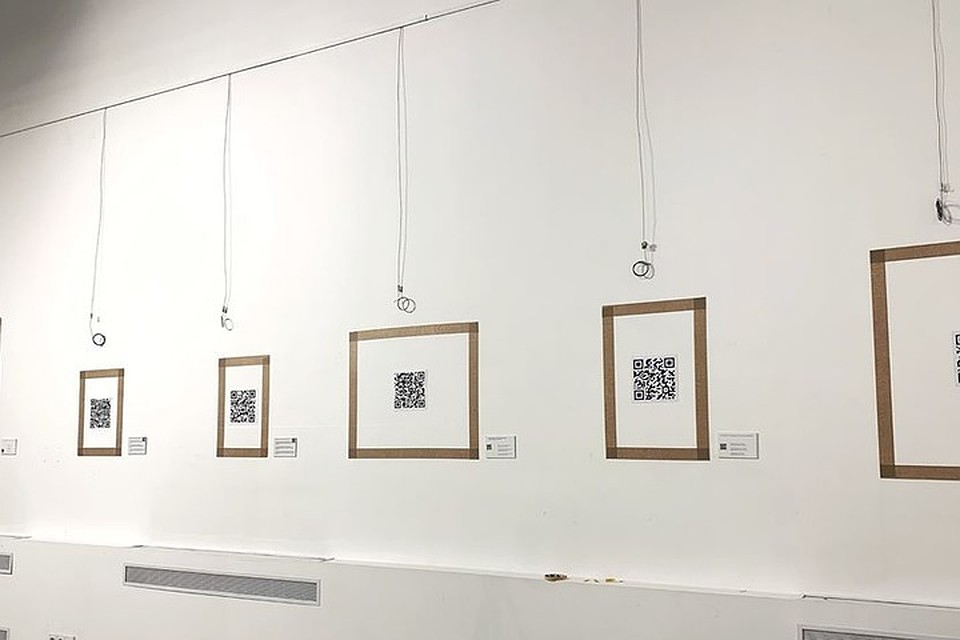 А галерее "Белгазромбанка" на стенах появились пустые рамы с QR-кодами. Фото: официальная страница галереи в facebook