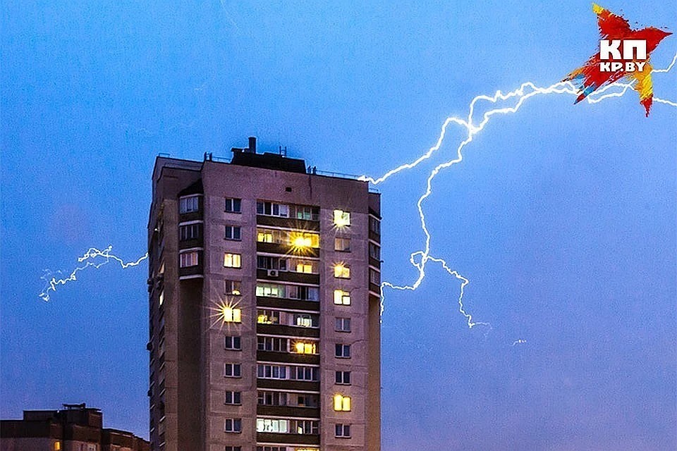 Если вы дома – выключите все электроприборы, закройте окна и дымоходы, советует МЧС.