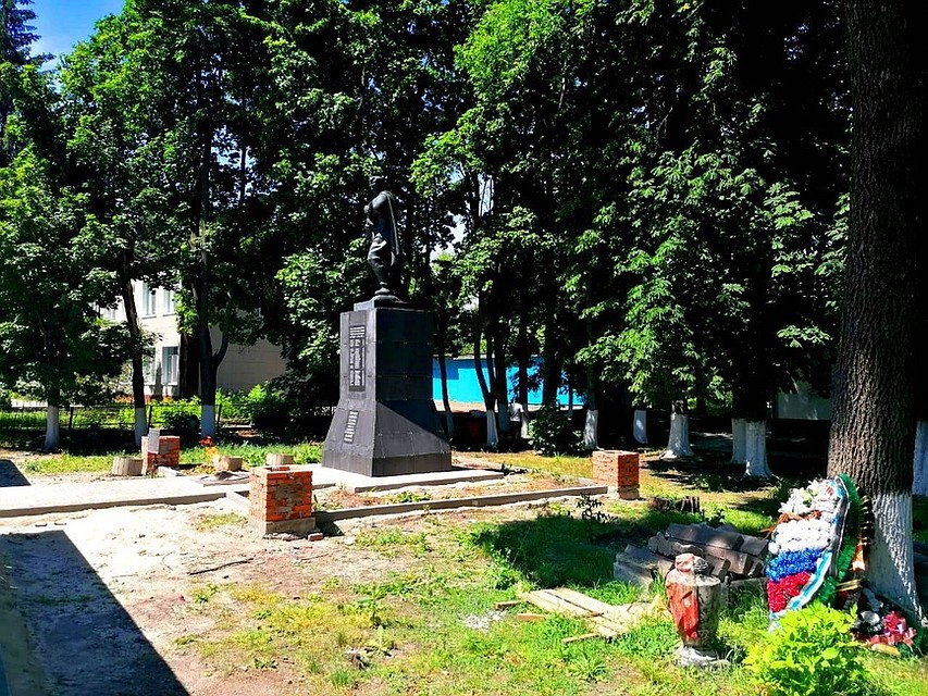 В Шебекинском округе благоустраивают памятники Великой Отечественной войны. Фото пресс-службы администрации Шебекинского городского округа