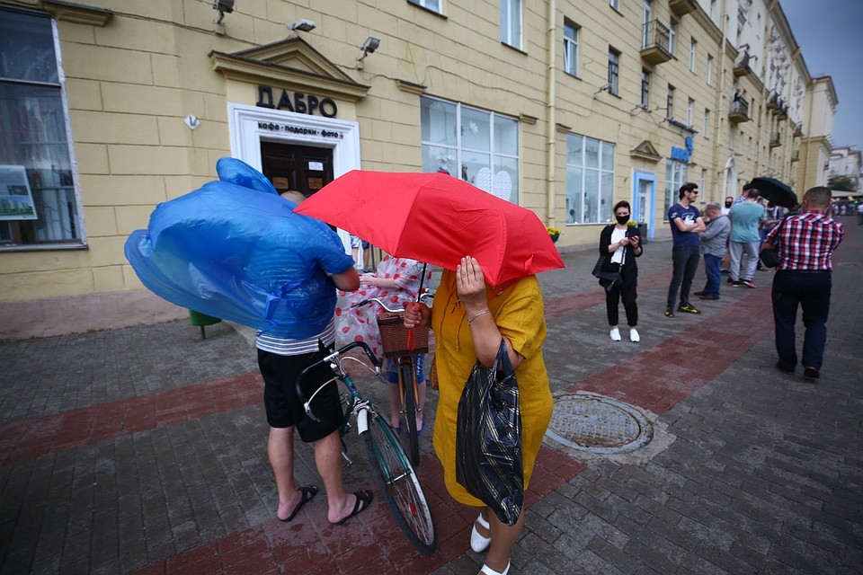 Цепь солидарности не расходилась даже не смотря на дождь и град