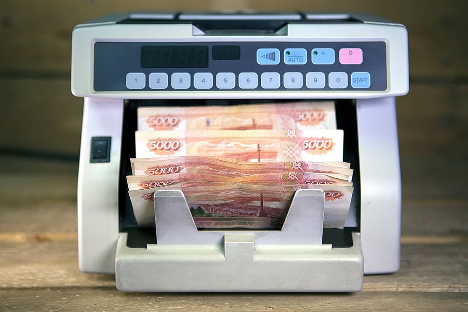 По данным Росстата, зарплаты россиян с января по апрель увеличились на 4%