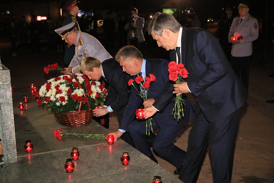 В память о народном подвиге на Алтае зажгли тысячи свечей Фото: Олег УКЛАДОВ