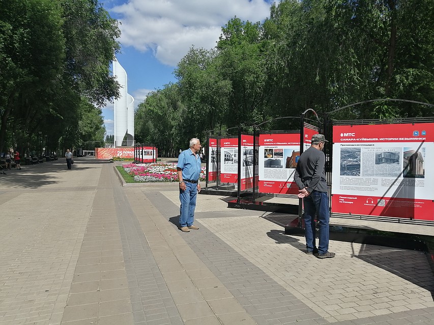 Прохожие подходят, интересуются