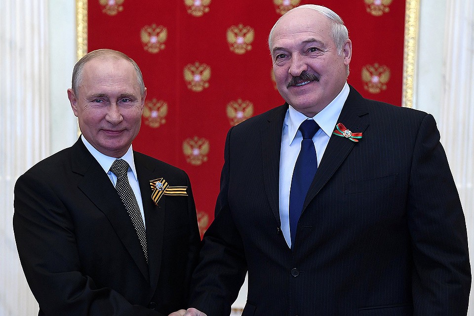 Владимир Путин и президент Белоруссии Александр Лукашенко в Кремле во время церемонии встречи президента России с главами иностранных делегаций, прибывшими на празднование 75-й годовщины Победы. Фото: Алексей Никольский/пресс-служба президента РФ/ТАСС