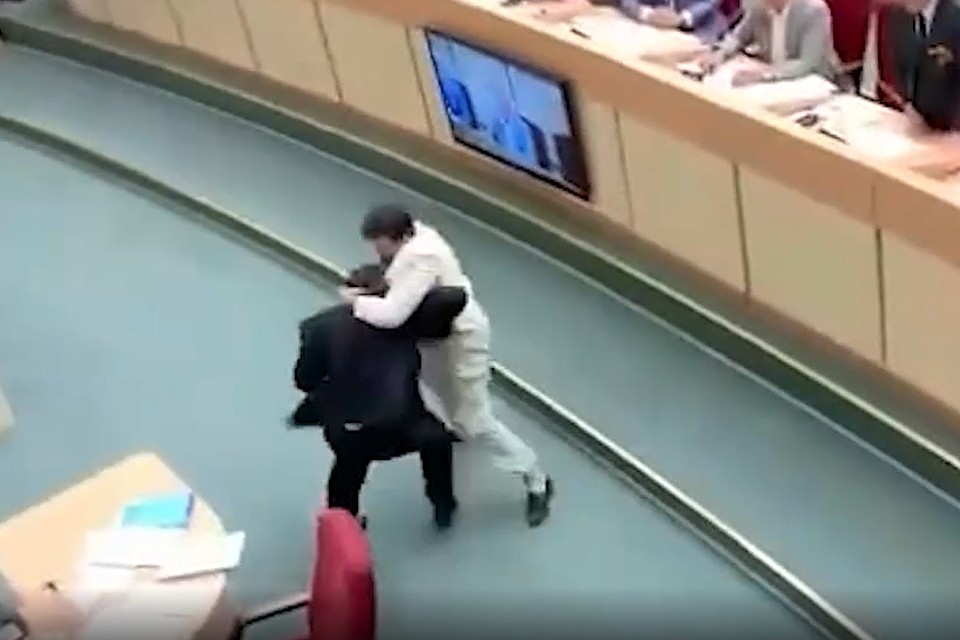 А вы говорите, что в российских регионах скучная политика. Запомним это как депутатское побоище у Волги.
