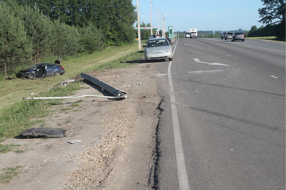 Под Орлом водитель заснул за рулем и врезался в опору ЛЭП. Фото Госавтоинспекции Орловской области