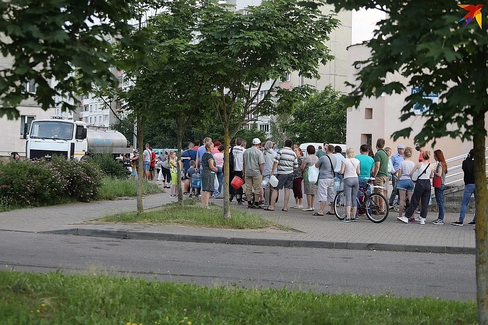 Минчанам пришлось стоять в очередях за питьевой водой