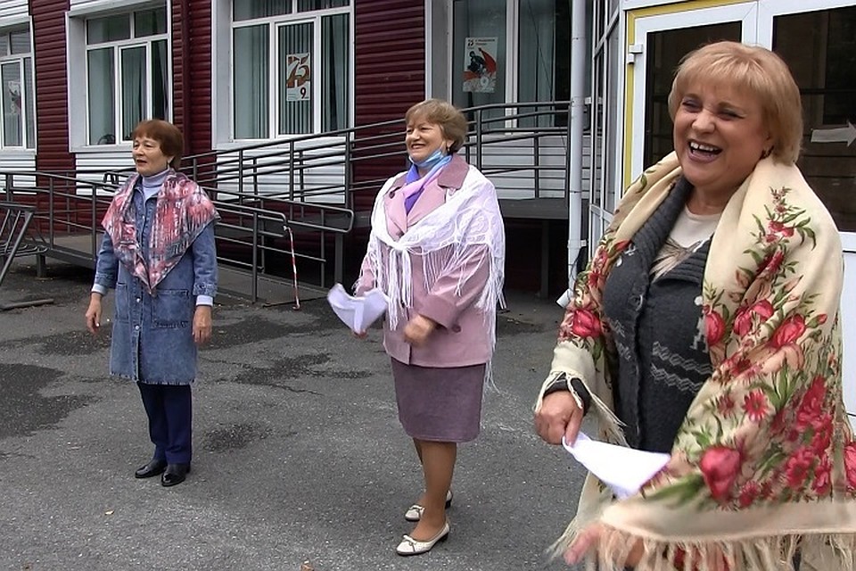 Жительницы Тюмени пустились в пляс с частушками на голосовании по поправкам в Конституцию