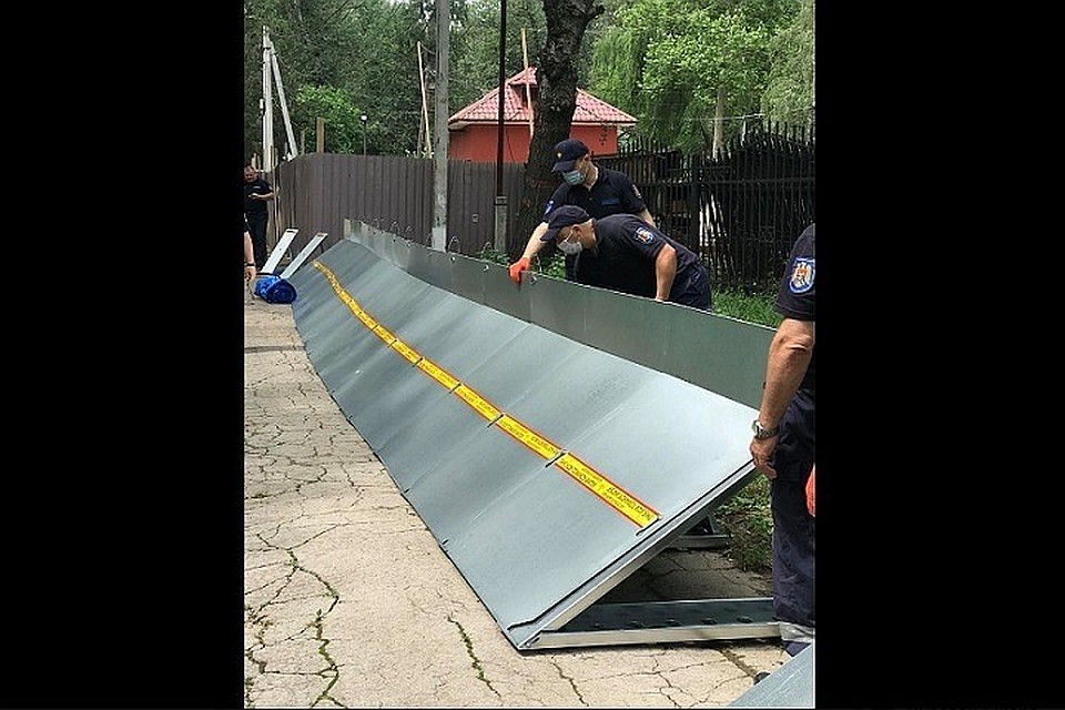 Идет строительство дамбы (Фото: ГИЧС).