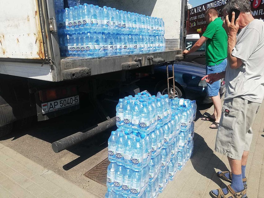 Возле ТЦ Green бесплатно раздавали воду от "Дариды"