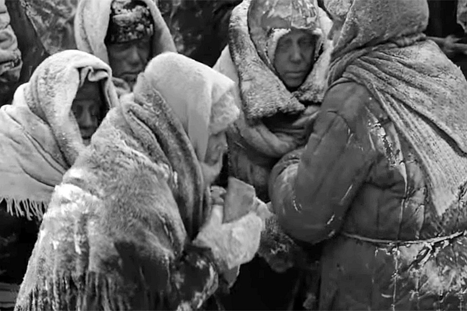 Трейлер и впрямь производит странноватое впечатление. Все дело в том, что блокадники в нем показаны как герои сериала "Ходячие мертвецы"