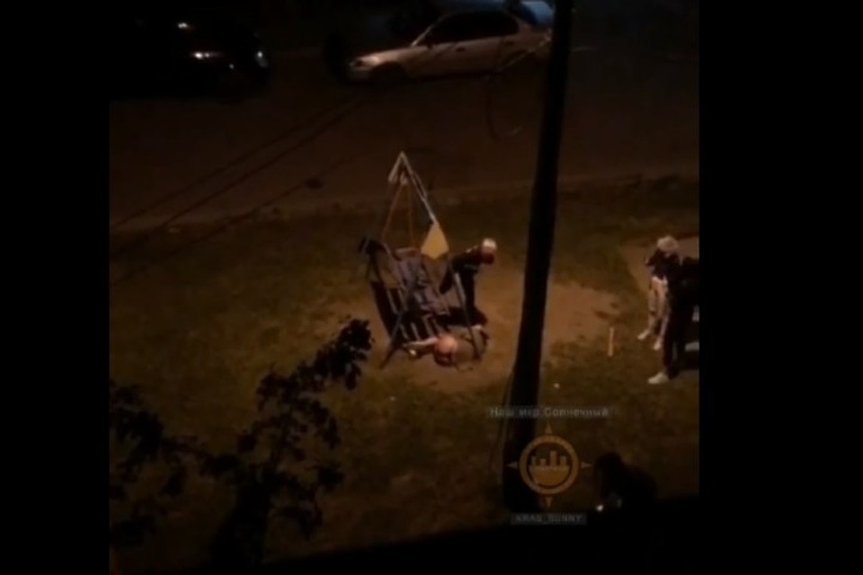 Блондинка пинает обидчицу в голову. Фото: стоп-кадр видео паблика Наш микрорайон Солнечный.