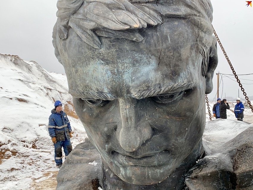 Ржевский мемориал возводили на народные пожертвования и спонсорские деньги. Фото- момент монтажа скульптуры советского солдата.