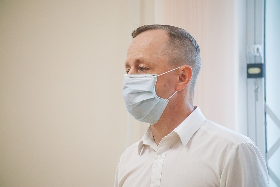 Наручники на подсудимого надели в зале суда.