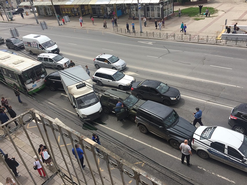 Омич следит за аварией из дома. Фото: