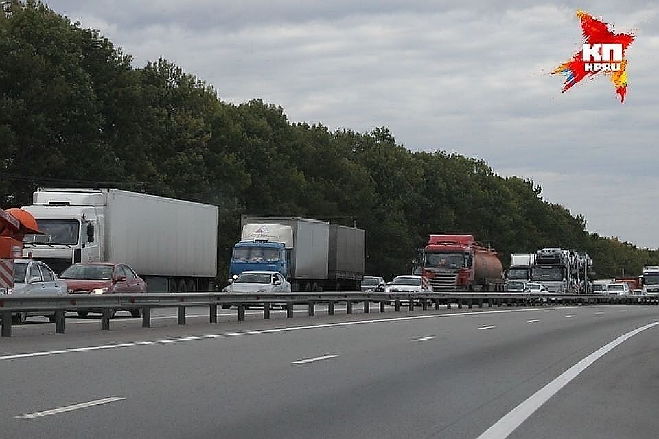 Вытащить КамАЗ помогли дорожные строители
