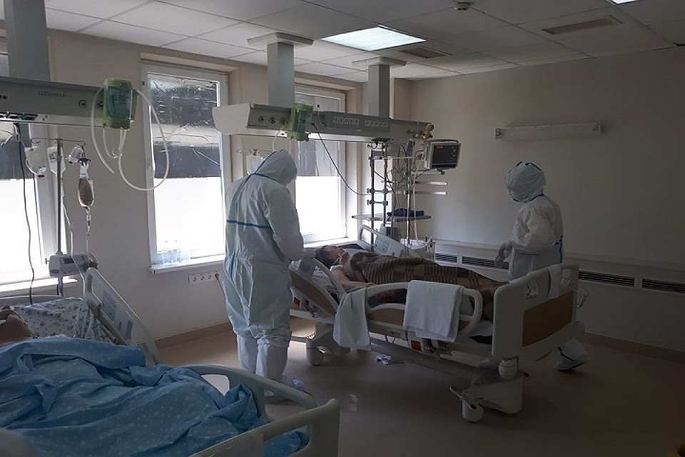 Врачи отчаянно спасают жизни больных.
