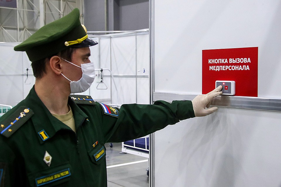 Военнослужащий на территории одного из временных медицинских центров для пациентов с коронавирусом, построенных Министерством обороны РФ. Фото: Валерий Шарифулин/ТАСС