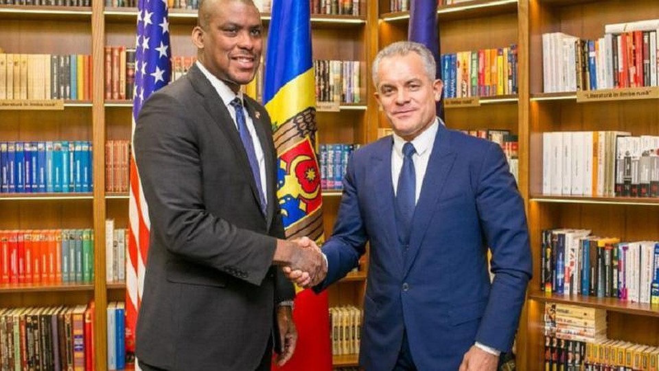 Посол США давно знаком с Плахотнюком.