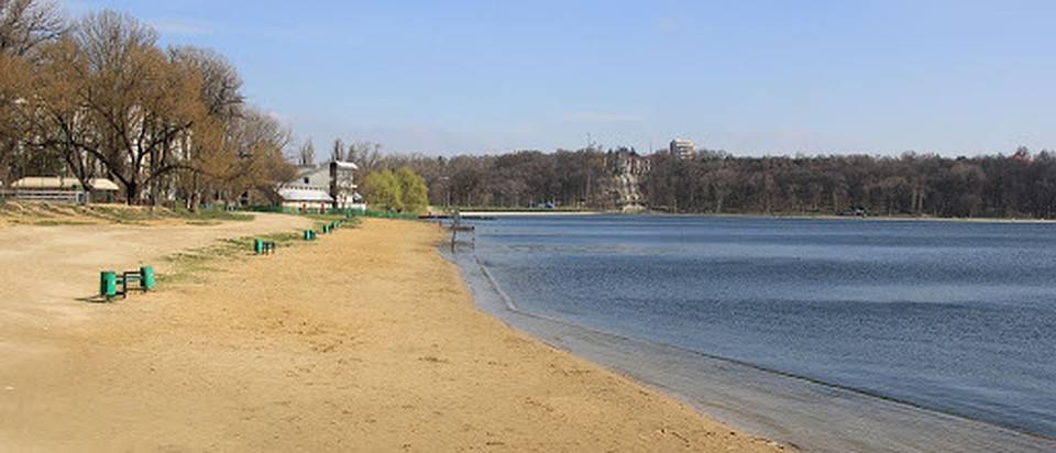Ни в воде, ни на пляже находиться нельзя