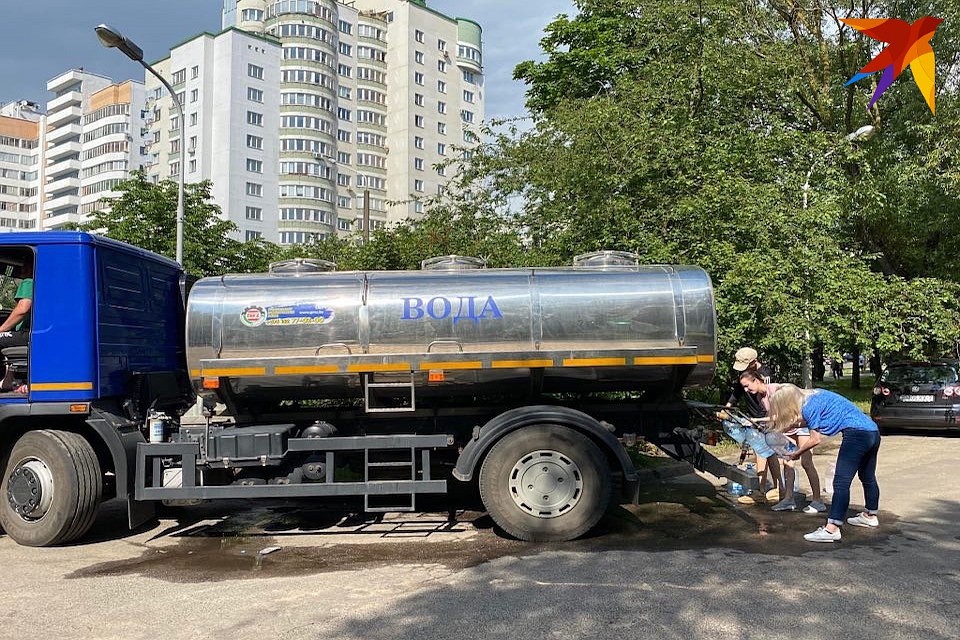 Минчане продолжают жаловаться на качество воды. «Минскводоканал» извиняется и работает круглосуточно.