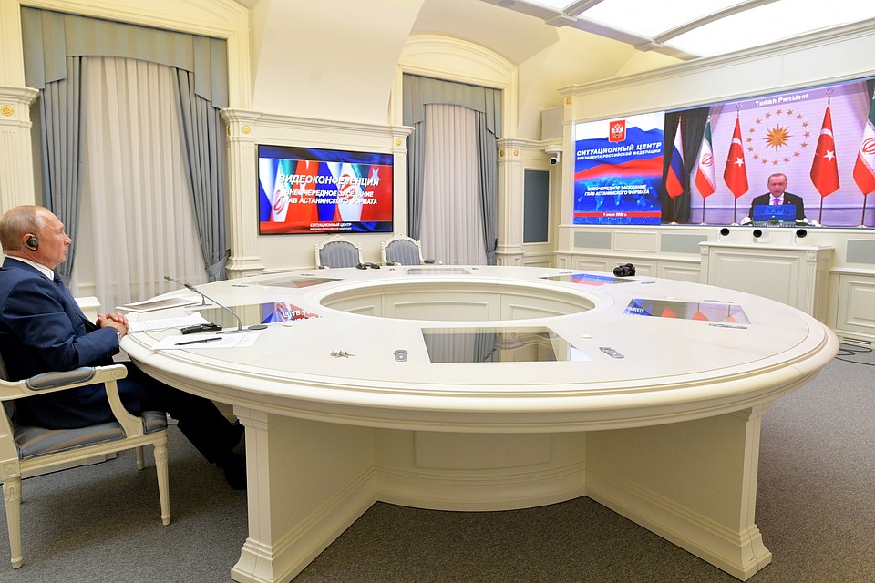 Владимир Путин во время внеочередного заседания глав астанинского формата в режиме видеоконференции. Фото: Алексей ДРУЖИНИН/пресс-служба президента РФ/ТАСС