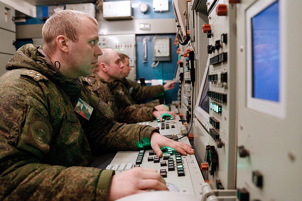 Военнослужащие подразделений противовоздушной обороны во время тренировки по приведению в боевую готовность расчетов зенитных ракетных комплексов С-400 "Триумф". Фото: Виталий Невар/ТАСС