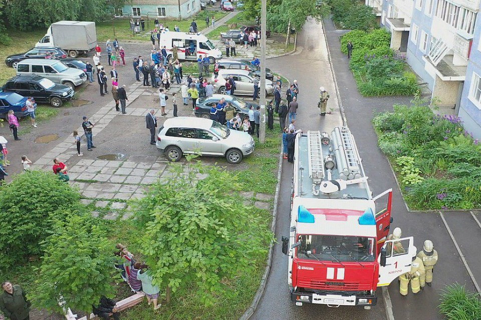 Во дворе дома немедленно образовалась толпа. Фото: admkirov.ru