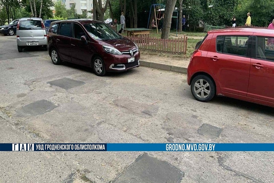 В Гродно четырехлетний ребенок угодил под колеса автомобиля. Фото: ГАИ УВД Гродненского облисполкома