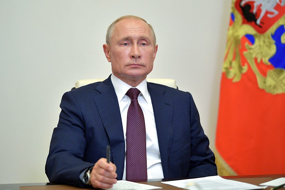 Президент России Владимир Путин в Ново-Огарево во время видеоконференции с членами рабочей группы по вопросам подготовки предложений о внесении поправок в Конституцию РФ. Фото: Алексей Дружинин/пресс-служба президента РФ/ТАСС