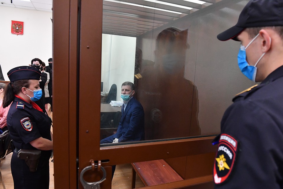 Губернатор как-будто немного стеснялся камер. Но в то же время пытался улыбаться и выглядеть дружелюбным.