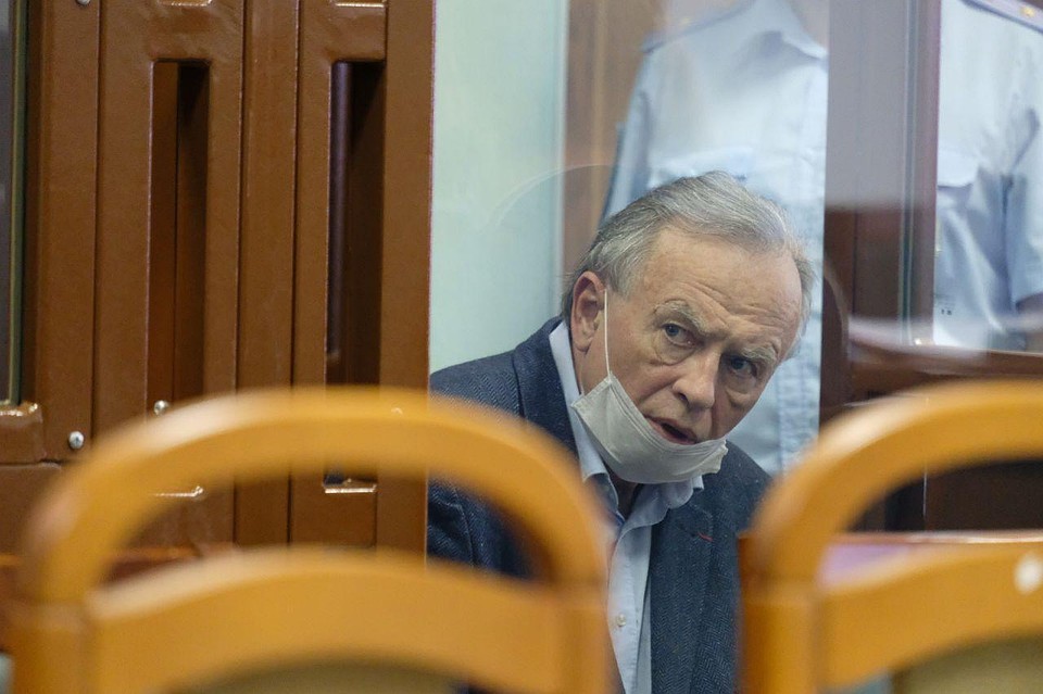 Соколов внимательно слушал рассказа студента