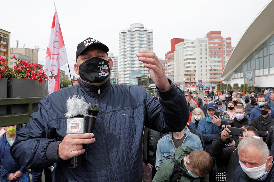 На выборах не осталось конкурентов. Блогера Тихаовского задержали вообще весной.