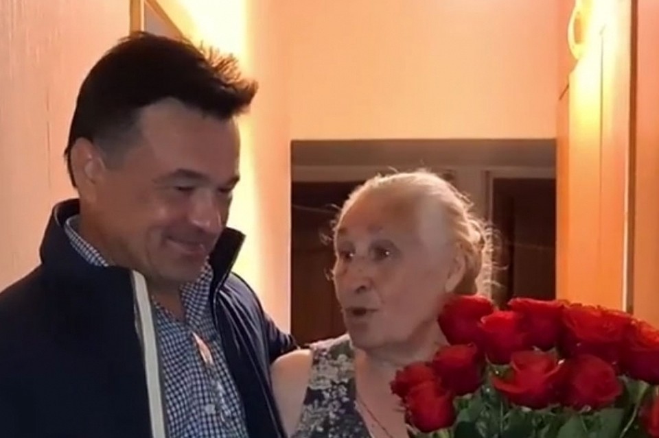 Андрей Воробьев с учительницей Фото: стопкадр с видео