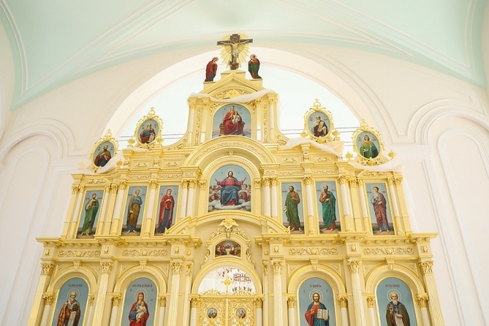 Иконостас внутри собора.