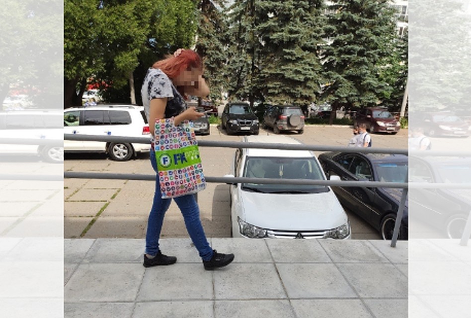 Женщина рыдала над тедом своего ребенка и просила прощения. Фото Виктор Правдин