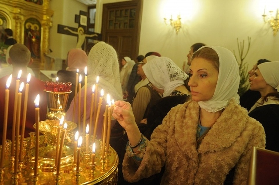 Согласно статистике, российские женщины в два раза чаще, чем мужчины, ходят в церковь или посещают религиозные собрания.