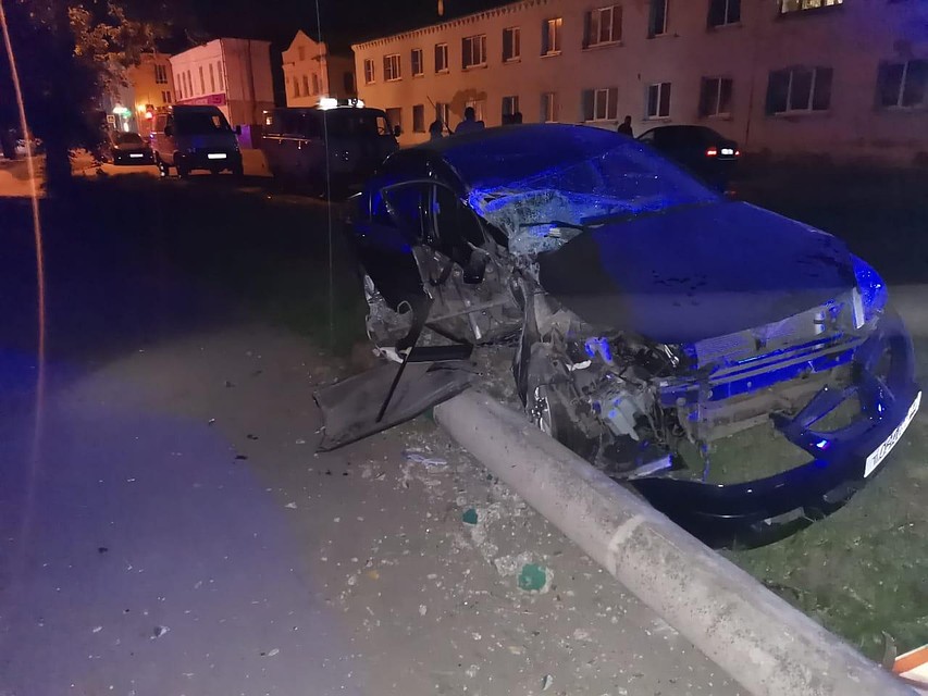 Ночью во Мценске иномарка съехала с дороги в врезалась в опору ЛЭП. Фото: Госавтоинспекция Орловской области