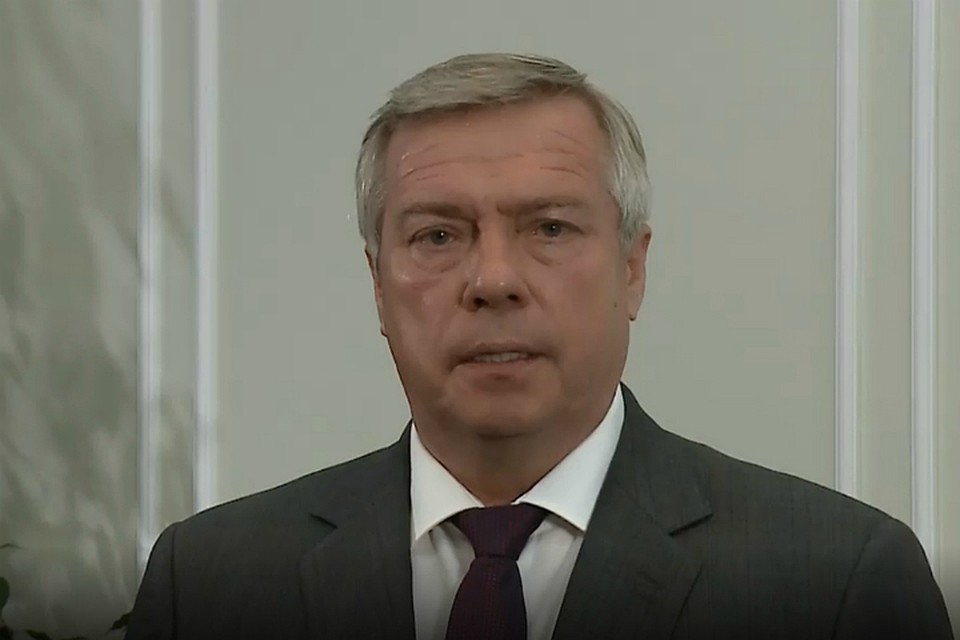 Губернатор предложил раздавать маски в транспорте